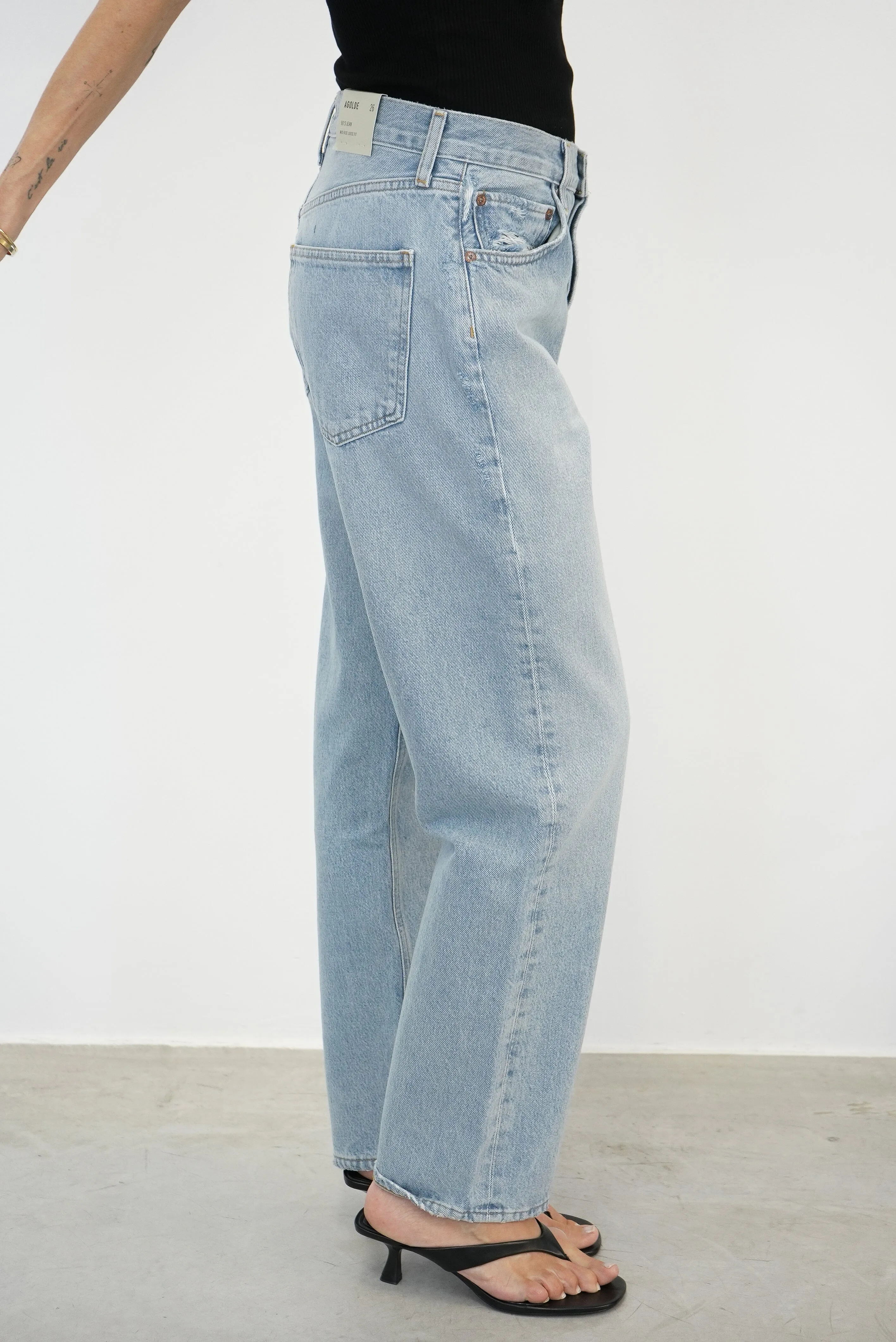 90’S MID RISE LOOSE FIT JEANS IN SNAPSHOT