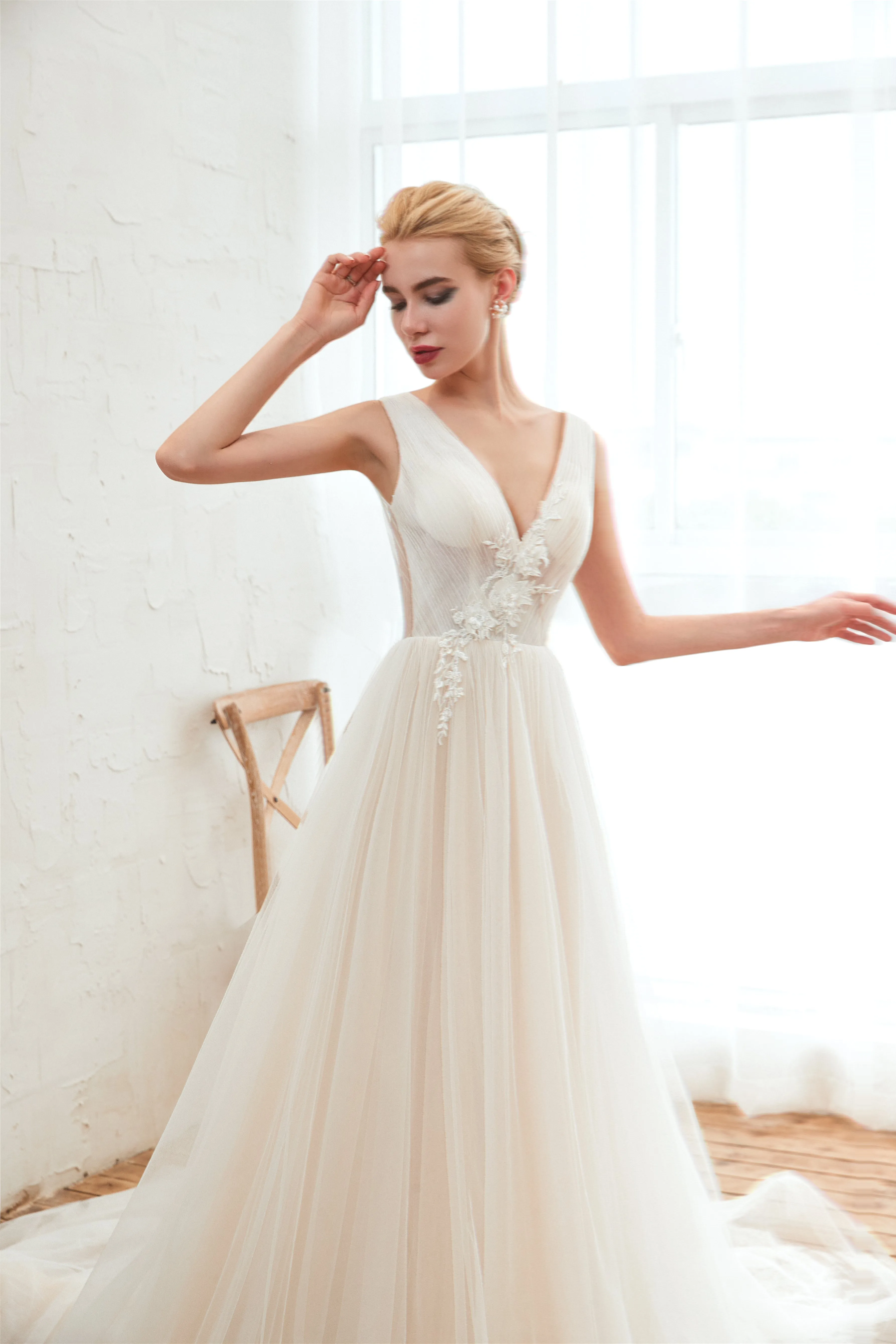 Champange Princess V-neck Lace Tulle Soft Pleats Wedding Dresses with Appliques