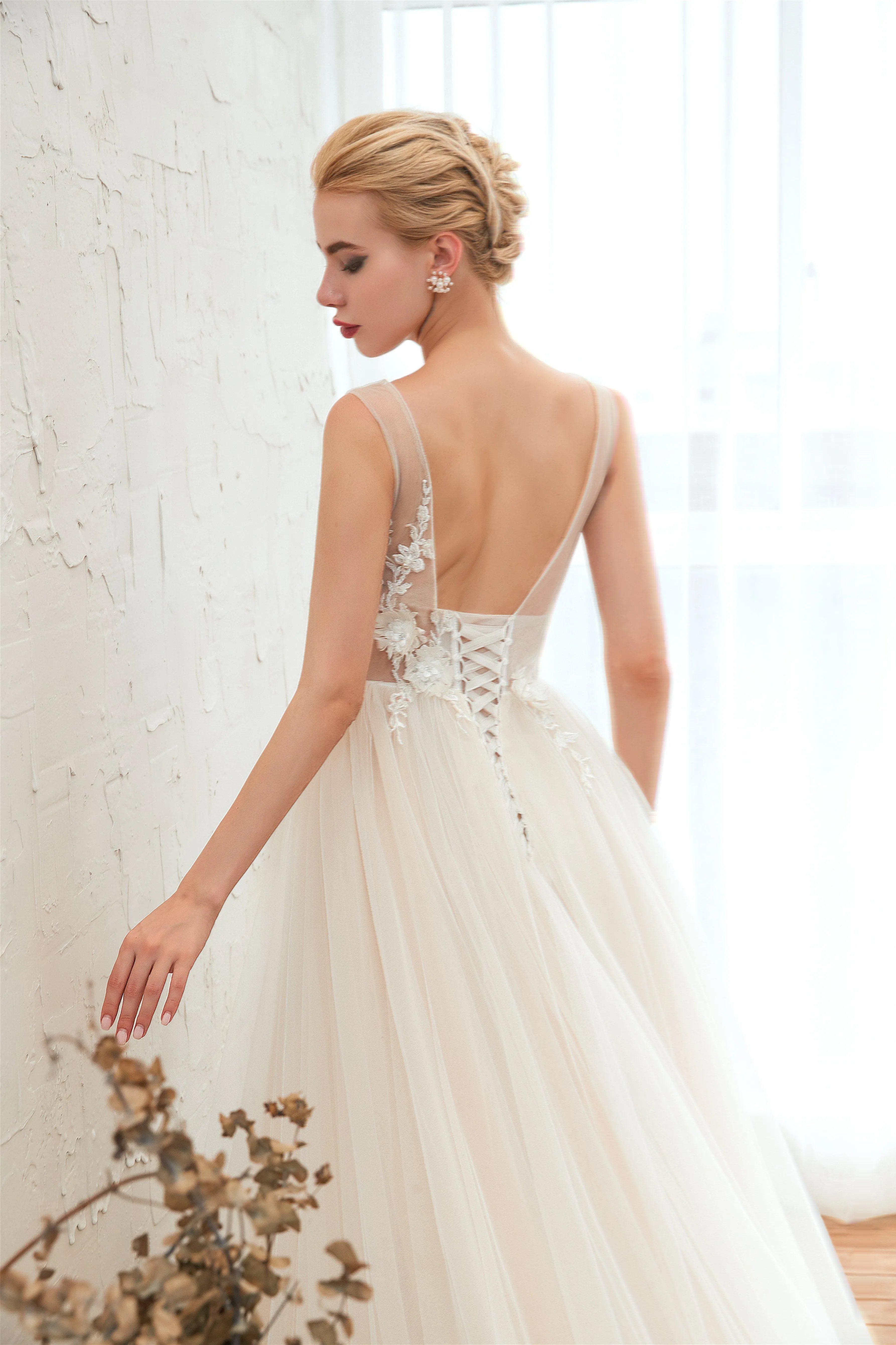 Champange Princess V-neck Lace Tulle Soft Pleats Wedding Dresses with Appliques